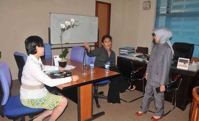 Gaya Nyentrik Menteri Susi Pudjiastuti Ngantor di Hari Pertama