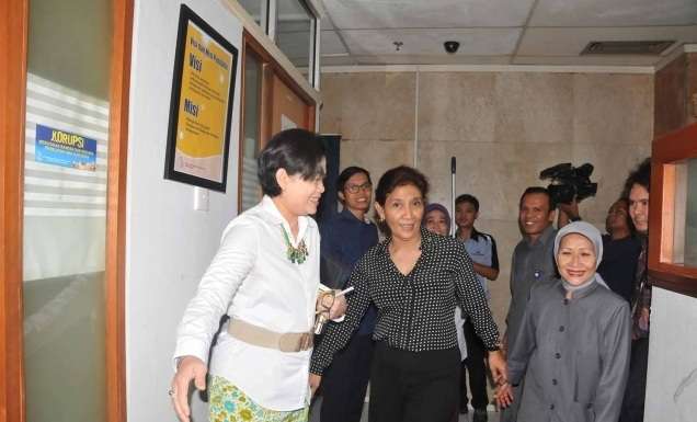 Gaya Nyentrik Menteri Susi Pudjiastuti Ngantor di Hari Pertama