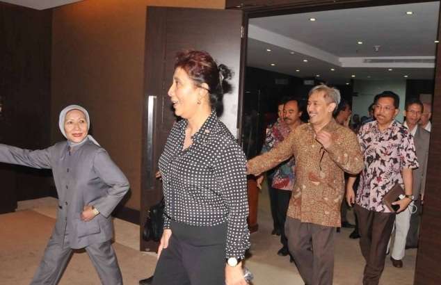 Gaya Nyentrik Menteri Susi Pudjiastuti Ngantor di Hari Pertama