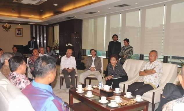 Gaya Nyentrik Menteri Susi Pudjiastuti Ngantor di Hari Pertama