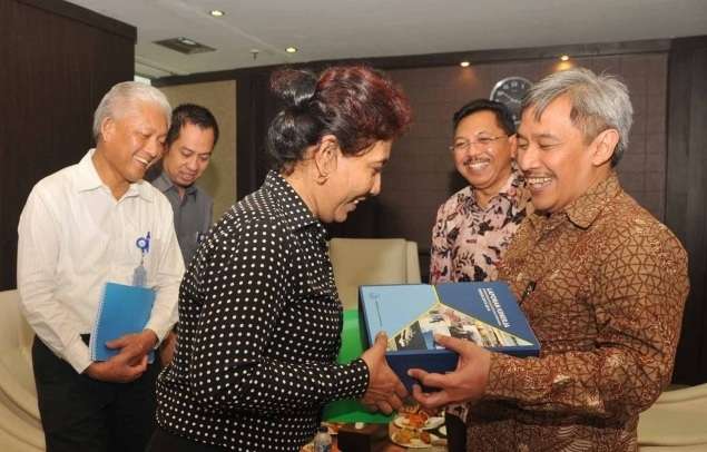 Gaya Nyentrik Menteri Susi Pudjiastuti Ngantor di Hari Pertama