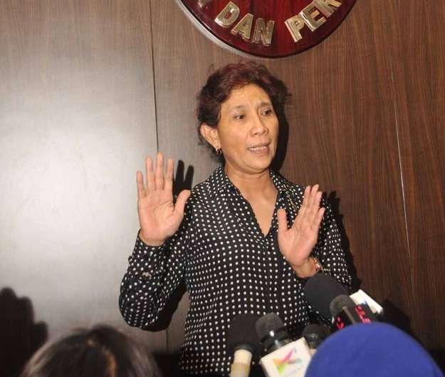 Gaya Nyentrik Menteri Susi Pudjiastuti Ngantor di Hari Pertama