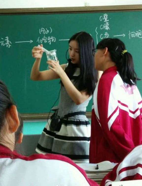 Saat Bu Guru Cantik Mengajar Biologi