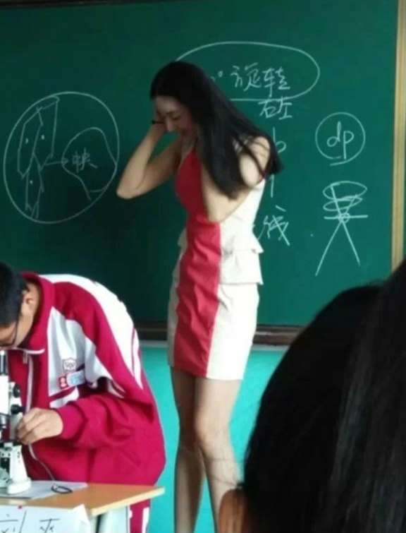 Saat Bu Guru Cantik Mengajar Biologi
