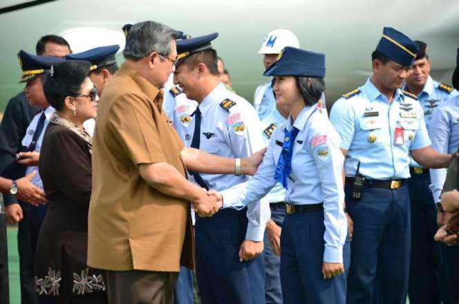 Gaya Pramugari Cantik Pesawat Kepresidenan RI