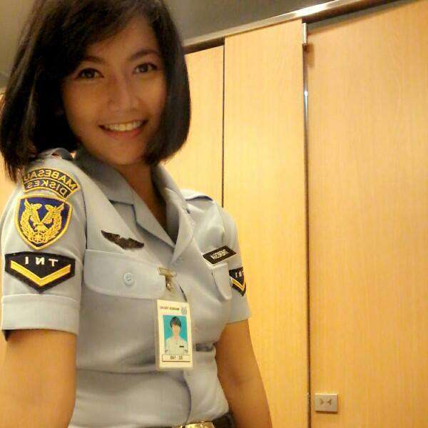 Gaya Pramugari Cantik Pesawat Kepresidenan RI