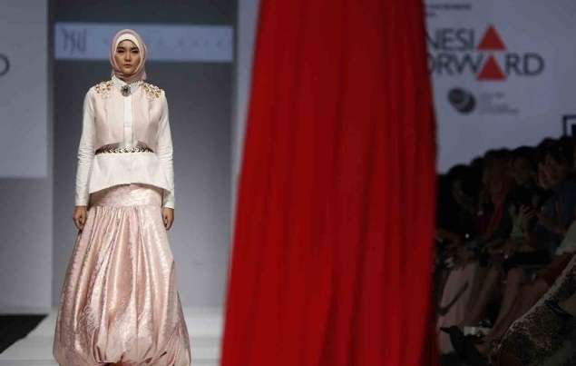 Pesona Model Cantik Berbusana Muslim di JFW
