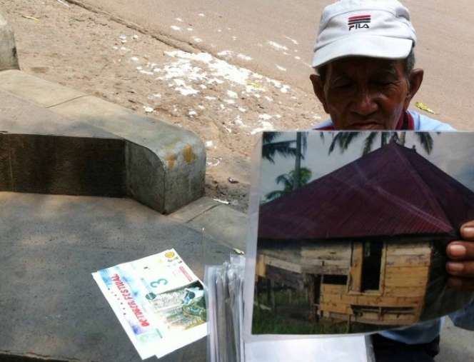 Kakek Renta Tukang Foto Keliling Bikin Haru Sosmed