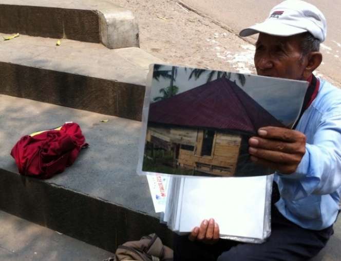 Kakek Renta Tukang Foto Keliling Bikin Haru Sosmed