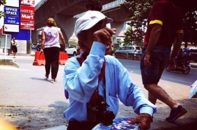 Kakek Renta Tukang Foto Keliling Bikin Haru Sosmed