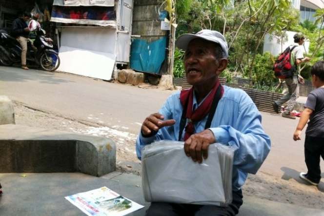 Kakek Renta Tukang Foto Keliling Bikin Haru Sosmed