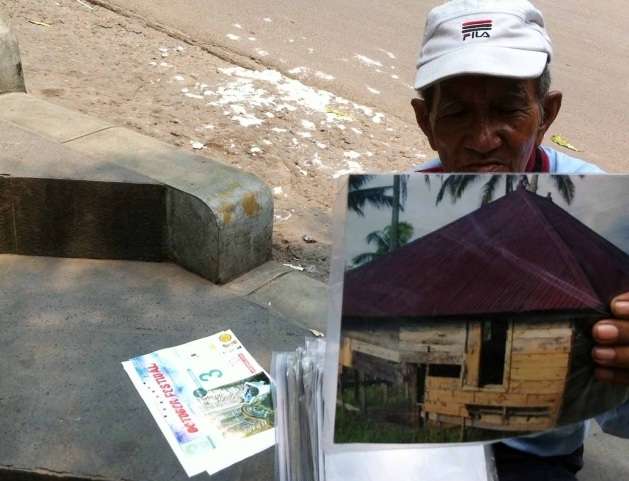 Kakek Renta Tukang Foto Keliling Bikin Haru Sosmed