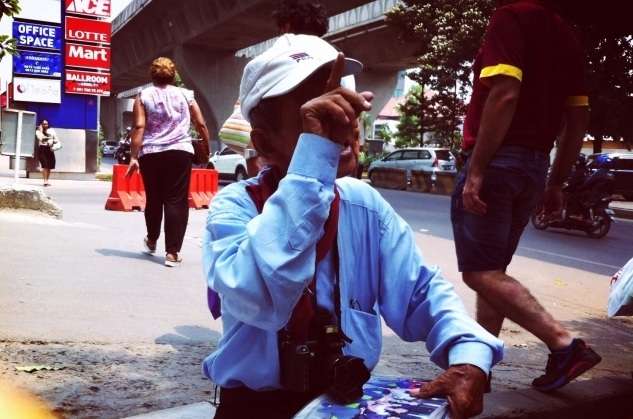 Kakek Renta Tukang Foto Keliling Bikin Haru Sosmed