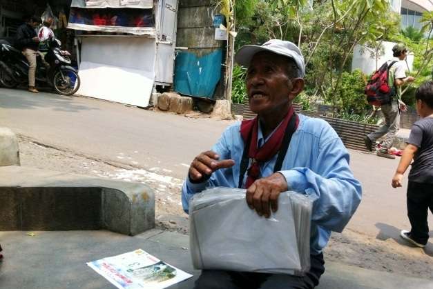 Kakek Renta Tukang Foto Keliling Bikin Haru Sosmed