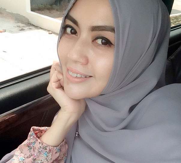 Pesona Hijab Syar`i Selebgram Dea Nara