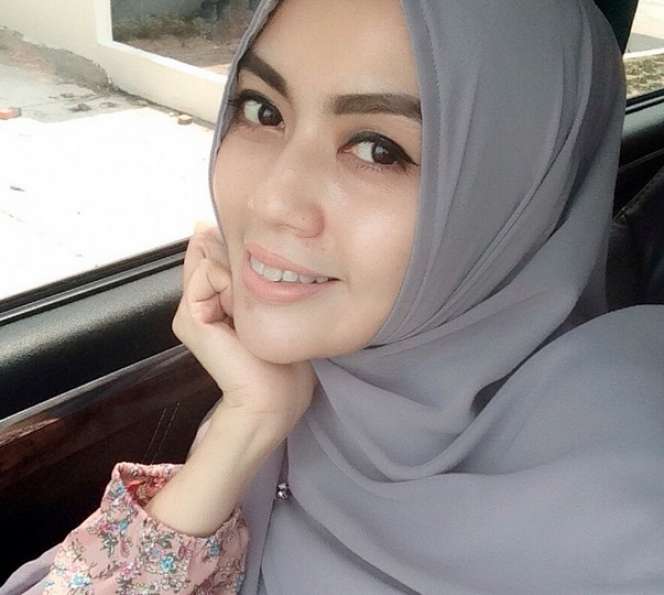 Pesona Hijab Syar`i Selebgram Dea Nara