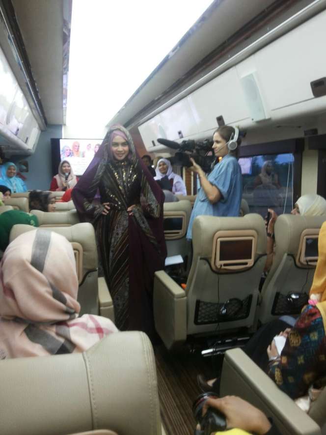 Finalis World Muslimah Berlenggok di `Catwalk` Gerbong