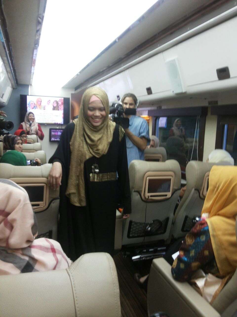Finalis World Muslimah Berlenggok di `Catwalk` Gerbong