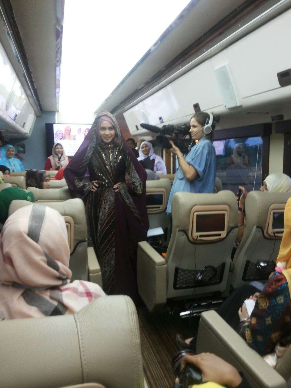 Finalis World Muslimah Berlenggok di `Catwalk` Gerbong