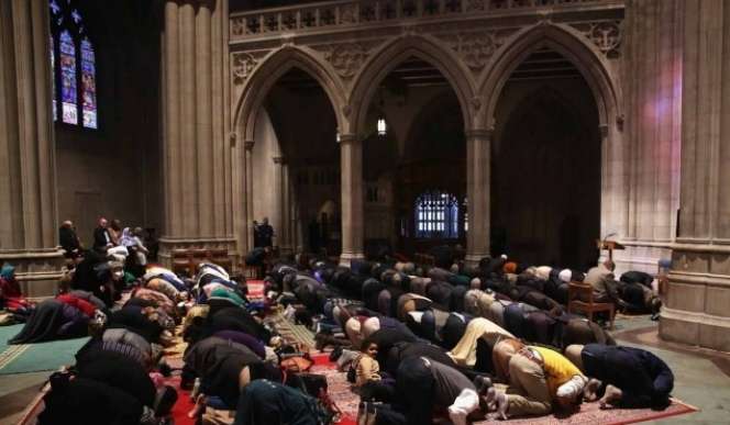 Begini Suasana Muslim AS Salat di Gereja Katedral Washington