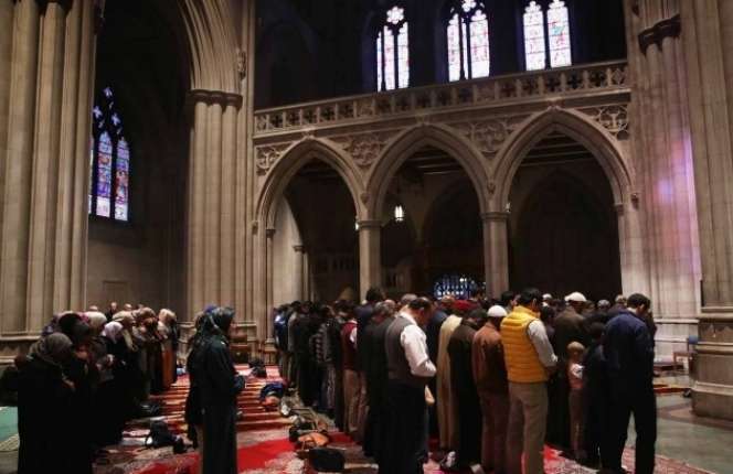 Begini Suasana Muslim AS Salat di Gereja Katedral Washington
