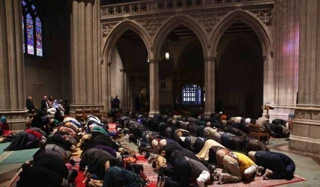 Begini Suasana Muslim AS Salat di Gereja Katedral Washington