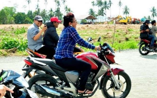 Kumpulan Foto Menteri Susi `Geber` Motor Laki