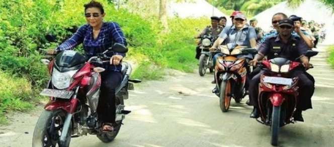 Kumpulan Foto Menteri Susi `Geber` Motor Laki