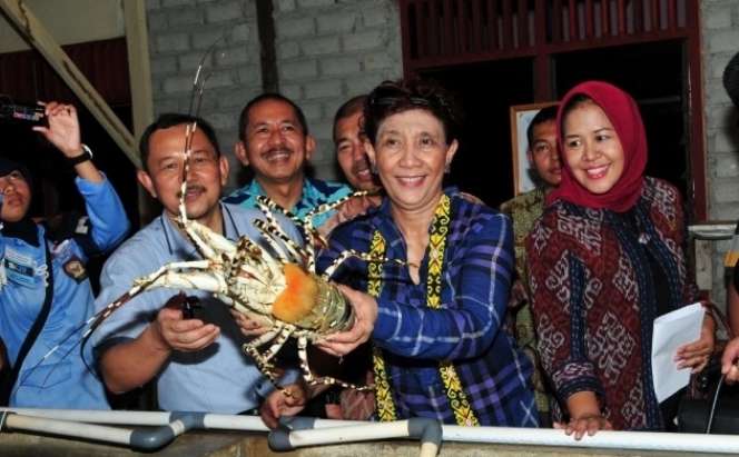 Kumpulan Foto Menteri Susi `Geber` Motor Laki