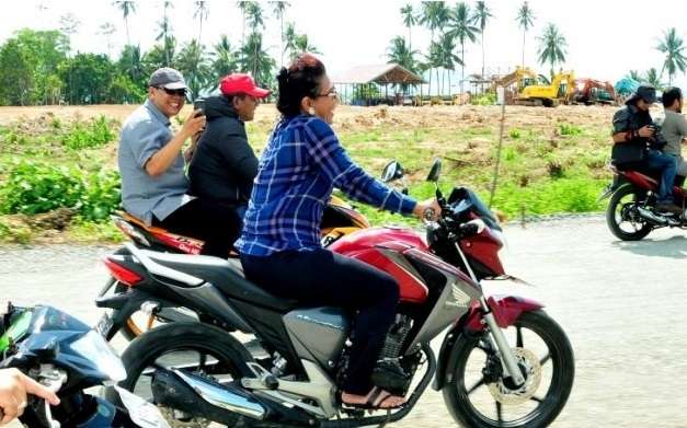 Kumpulan Foto Menteri Susi `Geber` Motor Laki