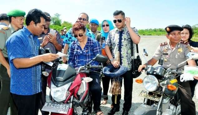 Kumpulan Foto Menteri Susi `Geber` Motor Laki