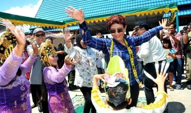 Kumpulan Foto Menteri Susi `Geber` Motor Laki
