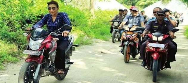 Kumpulan Foto Menteri Susi `Geber` Motor Laki