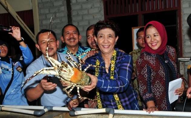Kumpulan Foto Menteri Susi `Geber` Motor Laki