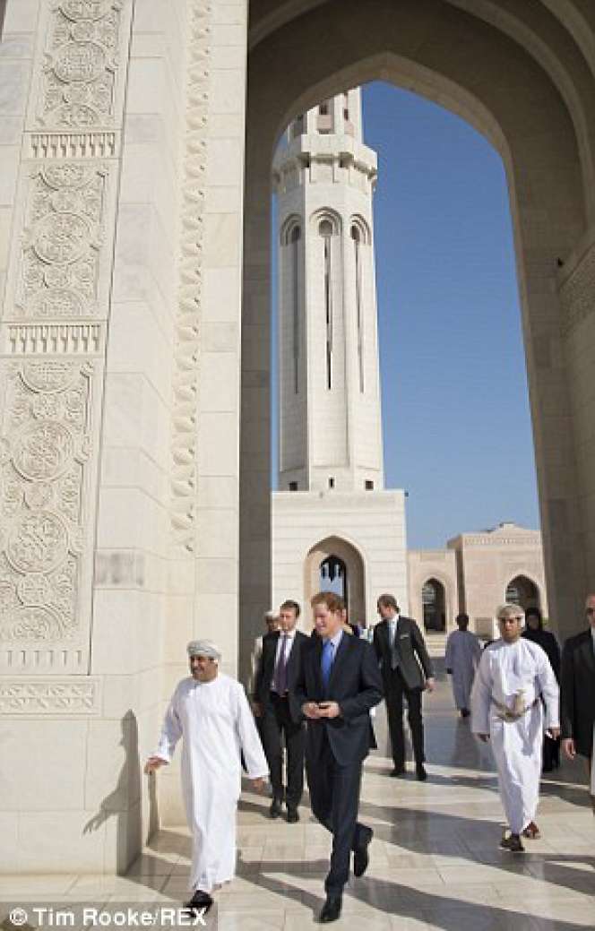 Pangeran Harry Terpesona Kemegahan Masjid Sultan Qaboos