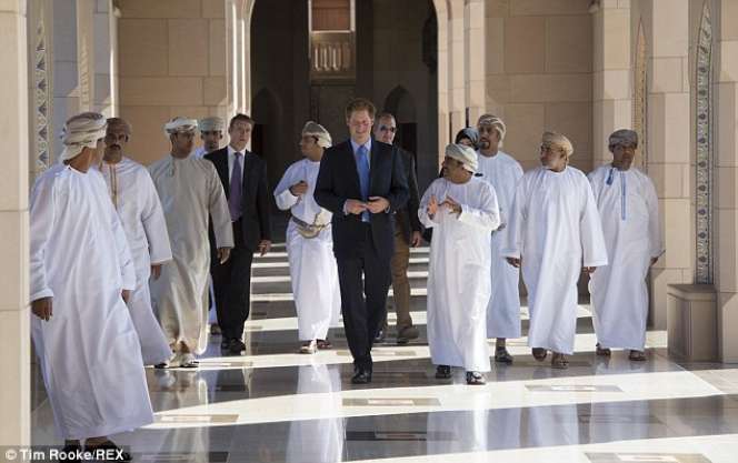Pangeran Harry Terpesona Kemegahan Masjid Sultan Qaboos
