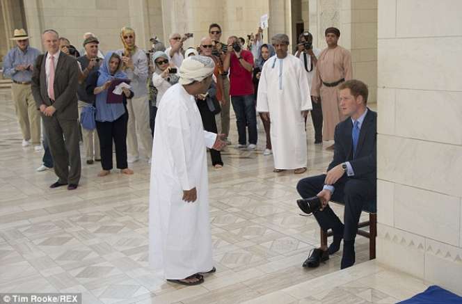 Pangeran Harry Terpesona Kemegahan Masjid Sultan Qaboos