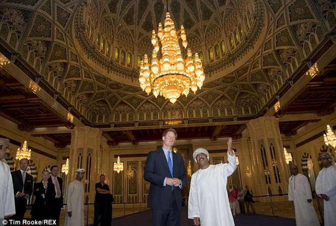 Pangeran Harry Terpesona Kemegahan Masjid Sultan Qaboos