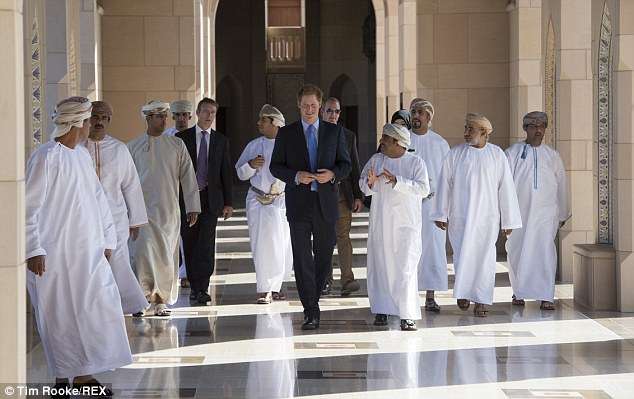 Pangeran Harry Terpesona Kemegahan Masjid Sultan Qaboos