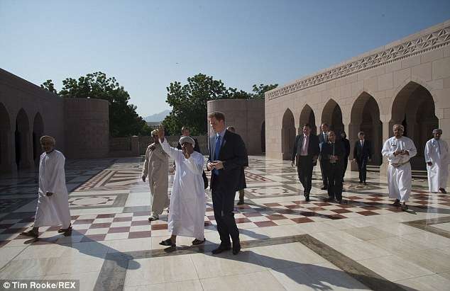 Pangeran Harry Terpesona Kemegahan Masjid Sultan Qaboos