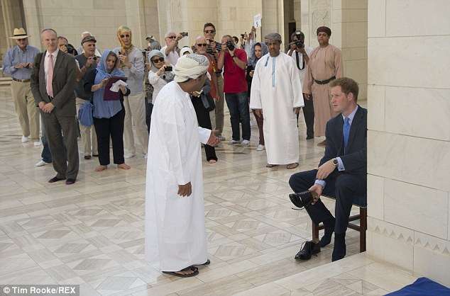 Pangeran Harry Terpesona Kemegahan Masjid Sultan Qaboos