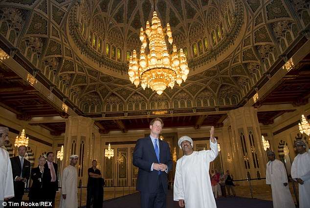 Pangeran Harry Terpesona Kemegahan Masjid Sultan Qaboos