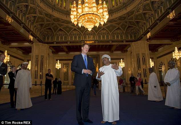 Pangeran Harry Terpesona Kemegahan Masjid Sultan Qaboos