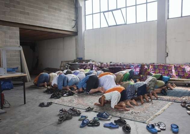 Khusyuknya Salat di `Masjid Darurat`