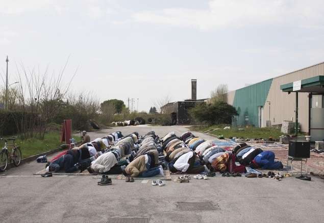 Khusyuknya Salat di `Masjid Darurat`