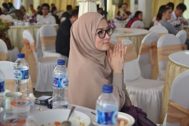 Lyra Virna Tambah Cantik Berhijab Syar`i