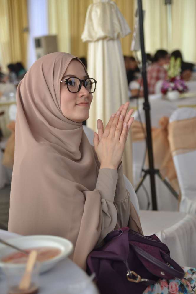 Lyra Virna Tambah Cantik Berhijab Syar`i