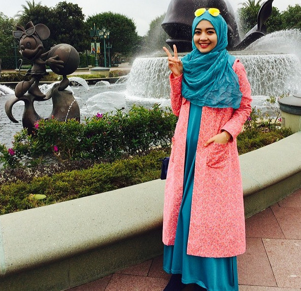 Gaya Fashion Artis Cantik Berhijab