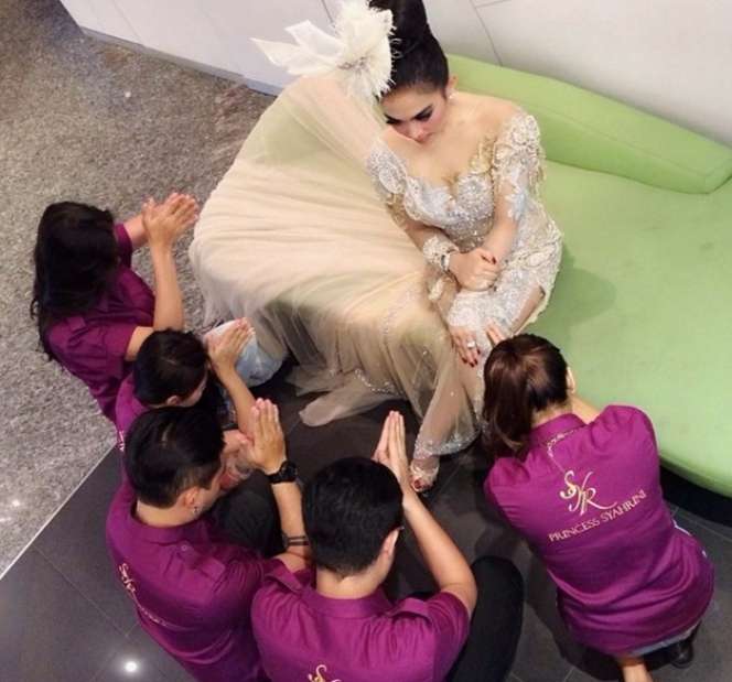 Foto Kontroversi Syahrini: Disembah, Hingga Pamer Kekayaan