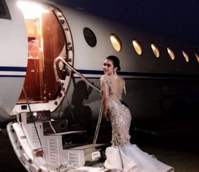 Foto Kontroversi Syahrini: Disembah, Hingga Pamer Kekayaan